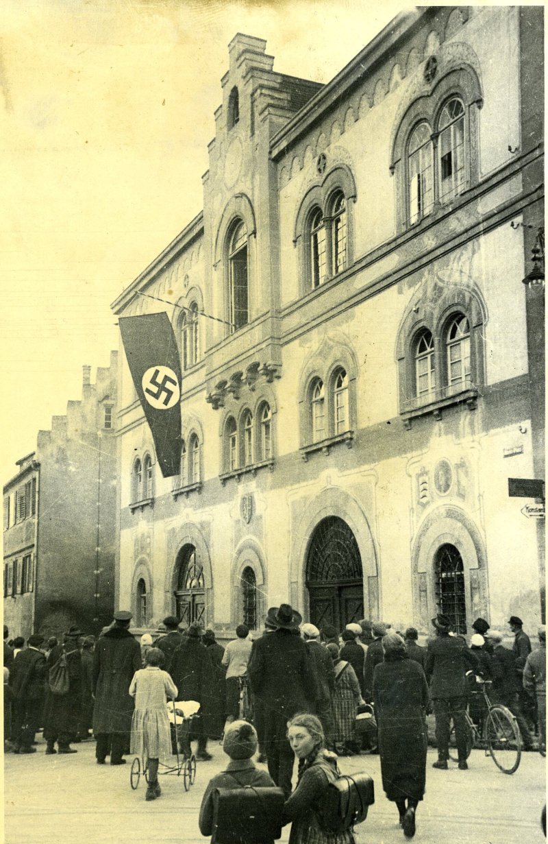 Historisches Foto: Gebäude mit Hakenkreuzflagge, Menschenmenge davor. NS-Zeit, Deutschland.