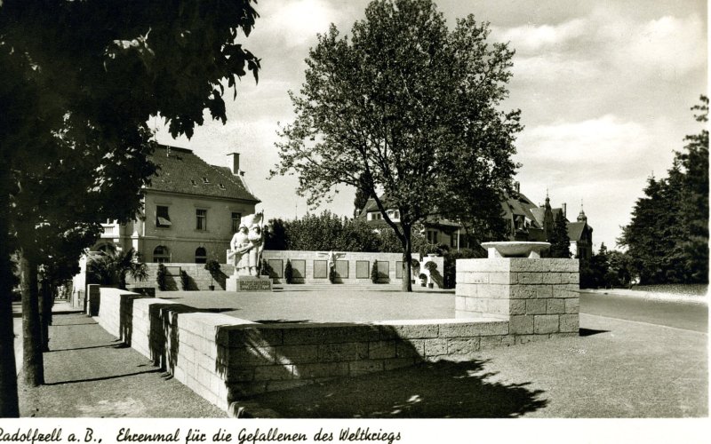 Historisches Ehrenmal in Radolfzell: Denkmal mit Soldatenstatue und Gedenktafeln. Weltkriegs-Erinnerung.