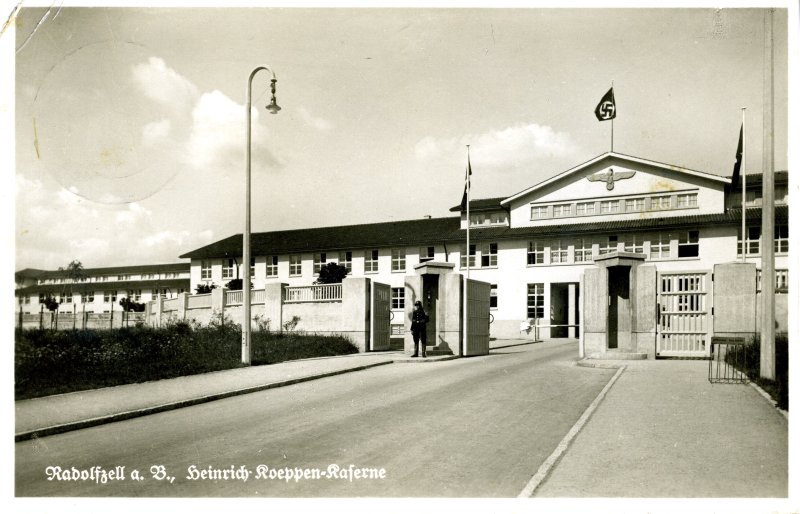 Historische Aufnahme: Heinrich-Roeppen-Kaserne mit Hakenkreuzflagge. Architektur, Militär, Deutschland.