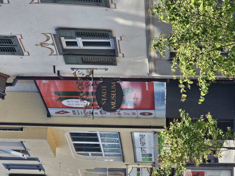 Fassade des Stadtmuseums mit Schild. Architektur und Kultur in der Stadt.