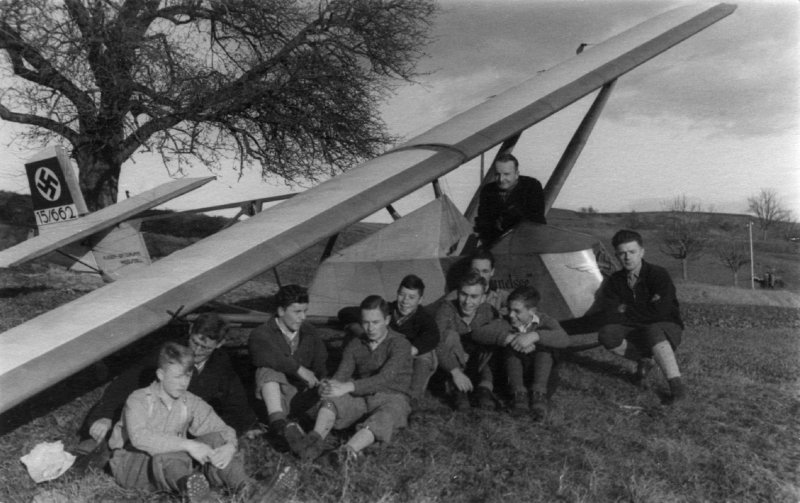 Historisches Foto: Segelflugzeug mit Hakenkreuz und Gruppe Jugendlicher. Luftfahrt-Geschichte.