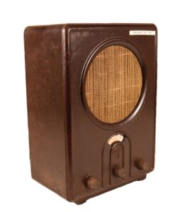 Braunes Vintage Radio, Baujahr 1937-1940. Antikes Radiogerät für aktuelle Veranstaltungen.