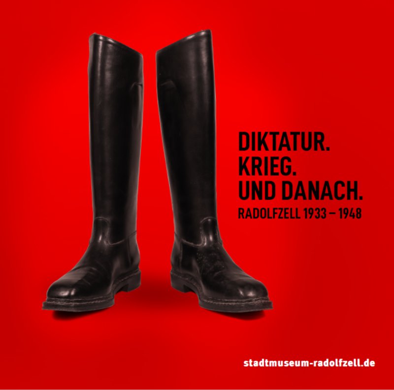 Schwarze Stiefel auf rotem Grund. Ausstellung: Diktatur, Krieg und danach. Radolfzell 1933-1948.