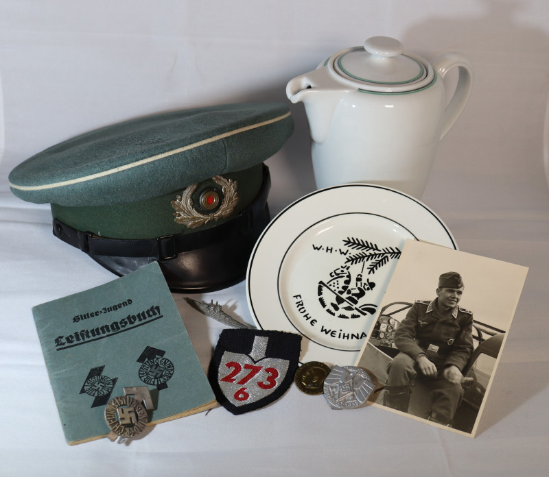 Historische Sammlung: Uniform, Hitlerjugend Leistungsbuch, Foto, Geschirr. Militaria, Weltkrieg.